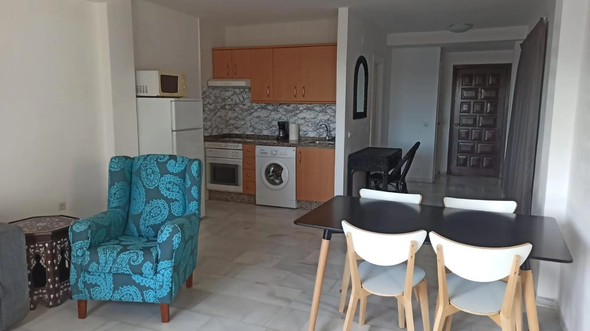 בנאלמדנה Pueblo Evita Hill ספרד